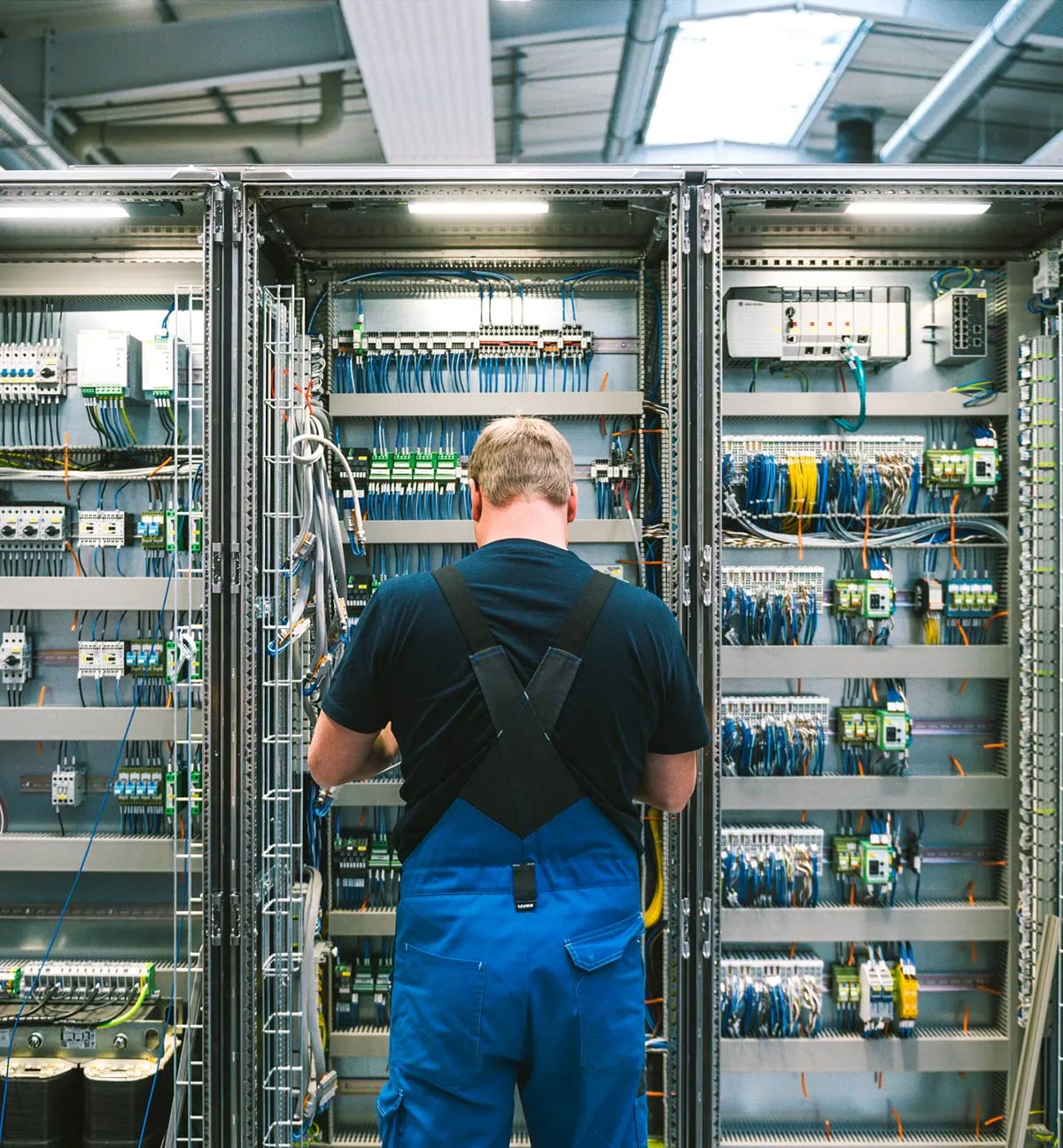 Elektriker vor großem Schaltschrank